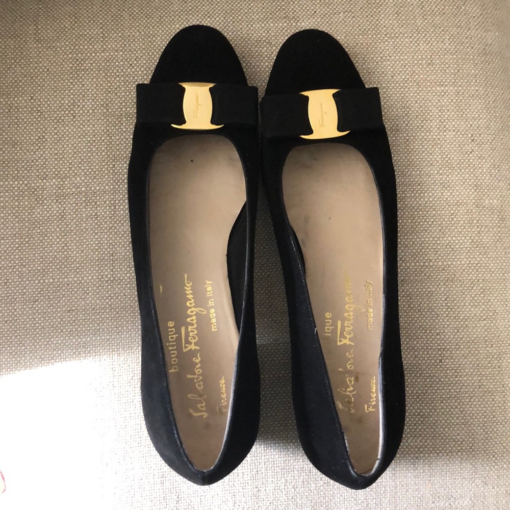 Ferragamo black 8.5 slight pump